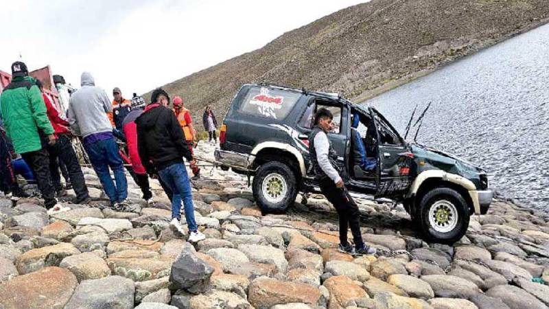 El vehiculo que se sumergió en la laguna San Ildefonso. 