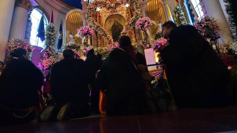 Devotos llegan de rodillas ante la Virgen del Socavón.