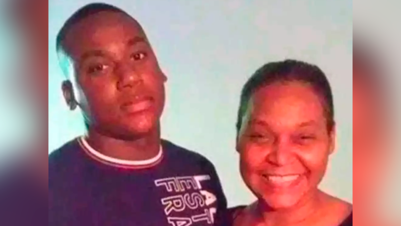 Jaylen Johnson y su madre. 