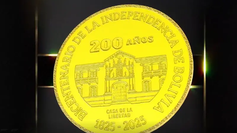 La moneda de oro conmemorativa por el Bicentenario.