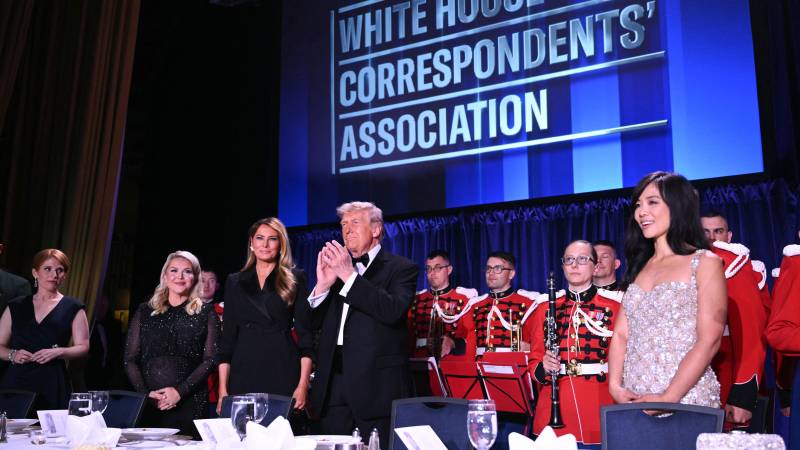 La periodista Karen Travers, la secretaria de prensa de la Casa Blanca, Karoline Leavitt, la primera dama de Estados Unidos, Melania Trump, el presidente de Estados Unidos, Donald Trump