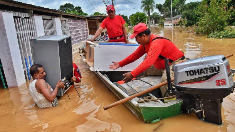 Los bomberos realizan labores de rescate en una zona inundada.