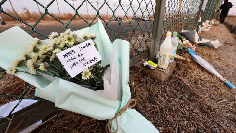 Tributes are placed along a fence near the site where a Jeju Air Boeing 737-800 aircraft crashed and burst into flames at Muan International Airport in Muan, some 288 kilometres southwest of Seoul on January 2, 2025. - The Boeing 737-800 was carrying 181 people from Thailand to South Korea when it crashed on arrival on December 29, killing everyone aboard -- save two flight attendants pulled from the twisted wreckage of the worst aviation disaster on South Korean soil. (Photo by YONHAP / AFP) / - South Korea OUT / NO USE AFTER JANUARY 12, 2025 03:31:40 GMT - - SOUTH KOREA OUT / NO ARCHIVES - RESTRICTED TO SUBSCRIPTION USE