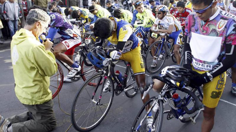 El padre Pérez en una de las competencias de ciclismo que dirigió