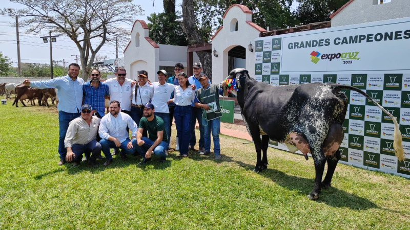 Los representantes de la cabaña Las Maras junto a la gran campeona de la raza Girolando y la vaca más lechera de la feria, Ángel FIV