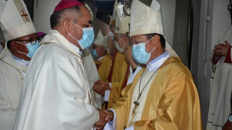 El obispo auxiliar Juan Gómez junto al Arzobispo René Leigue