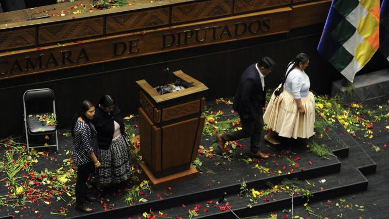 Las flores por el suelo. Fue en noviembre que la sesión terminó en bochorno