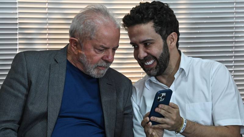 Lula junto André Janones durante una reunión en São Paulo, Brasil, el 4 de agosto de 2022.