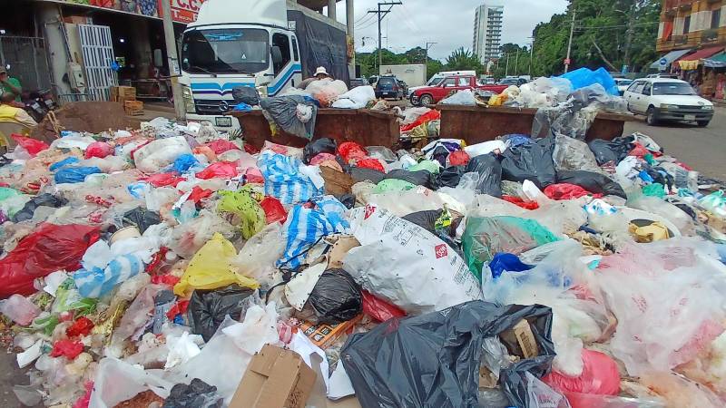 Basura acumulada en el mercado antiguo Abasto