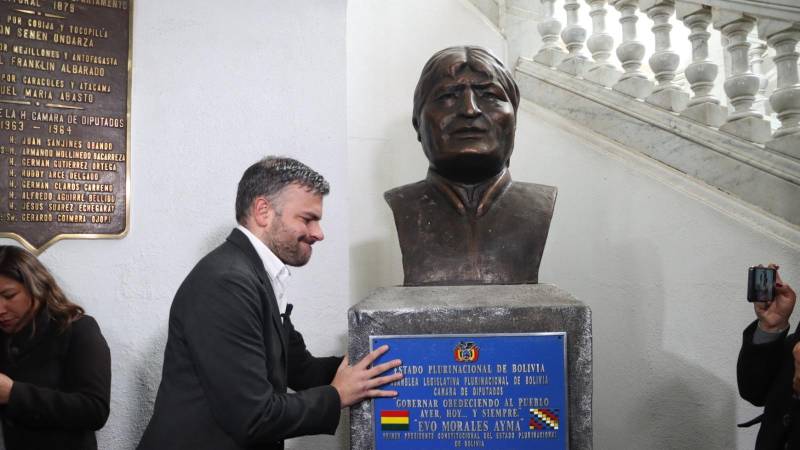 El diputado Ormachea empuja el busto de Morales que de ubica en el antiguo Legislativo. 