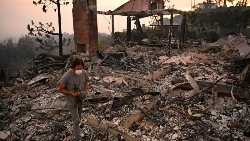 Edificios destruidos por el incendio forestal de Palisades.