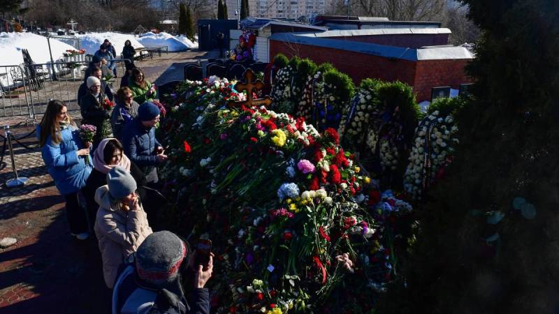 Los dolientes visitan la tumba del líder de la oposición rusa Alexei Navalny en el cementerio Borisovo de Moscú el 3 de marzo de 2024.