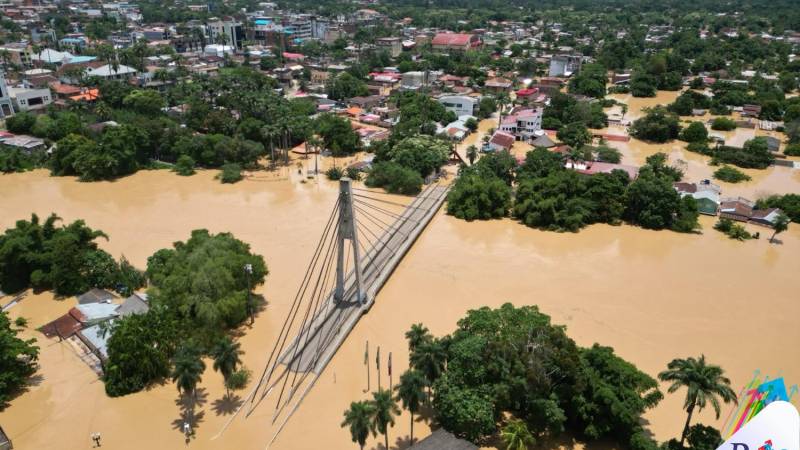 Los extremos del puente se encuentran cubiertos por las aguas del río Acre.