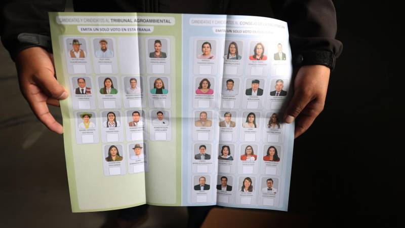 Un miembro del Órgano Electoral muestra material electoral.