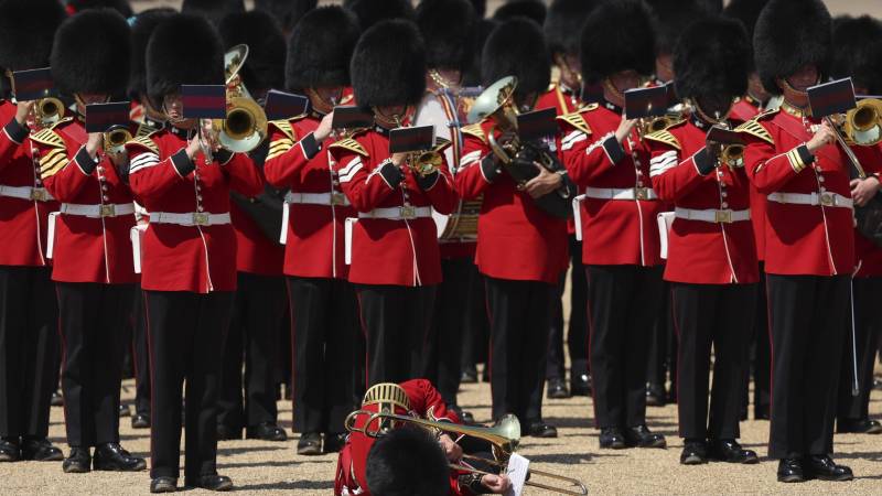 Un trombonista se desmayó durante la presentación de la banda.