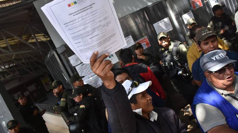 Grupo de militantes evistas en puertas del TED de Cochabamba.