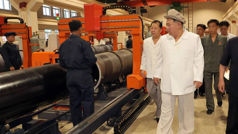 Líder norcoreano Kim Jong Un visitando una importante fábrica de municiones en un lugar no revelado en Corea del Norte