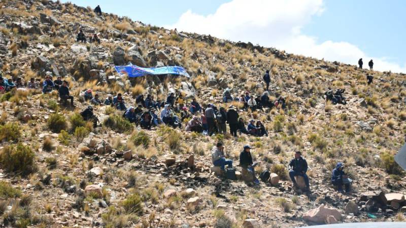 Arcistas apostados en uno de los cerros 