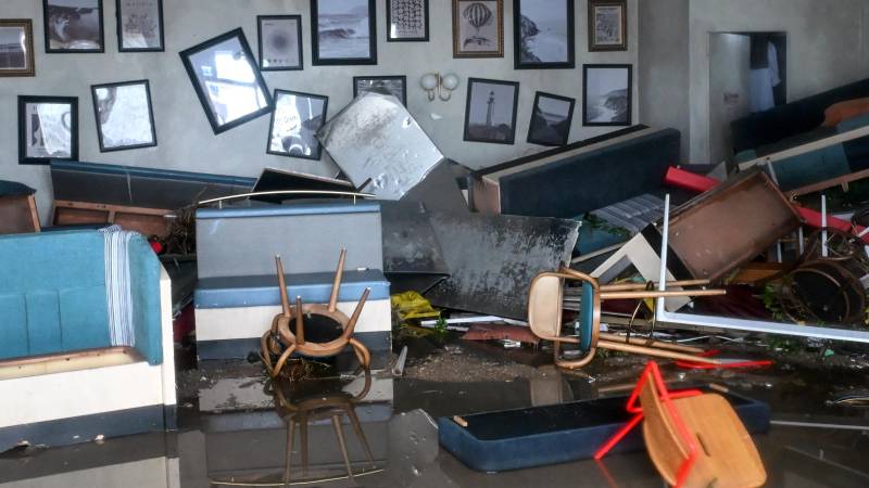 Un restaurante frente al mar inundado en Tseung Kwan O.