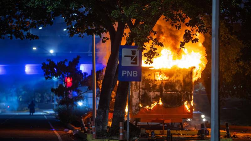 Un módulo de la Policía Nacional Bolivariana (PNB) incendiado durante las protestas por los resultados de las elecciones presidenciales.