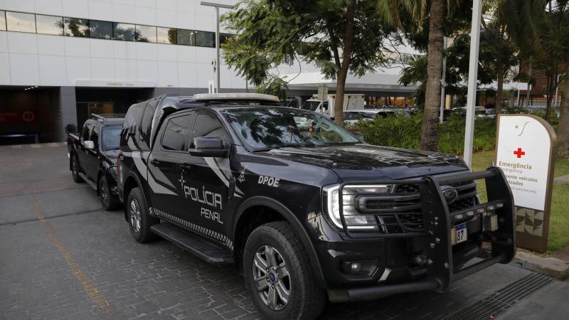Vehículos de la Policía Penal estacionados frente al hospital donde el expresidente ingresó.