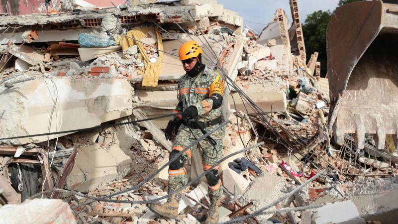 Un rescatista del Ejercito de México trabaja en un edificio afectado por un terremoto en La Guaira.