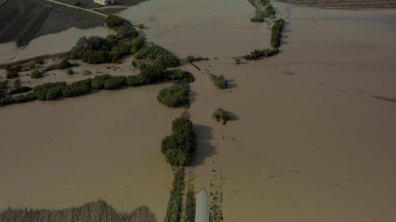 Una imagen aérea muestra una carretera inundada en Arcos de la Frontera, cerca de Cádiz, el 31 de octubre de 2024