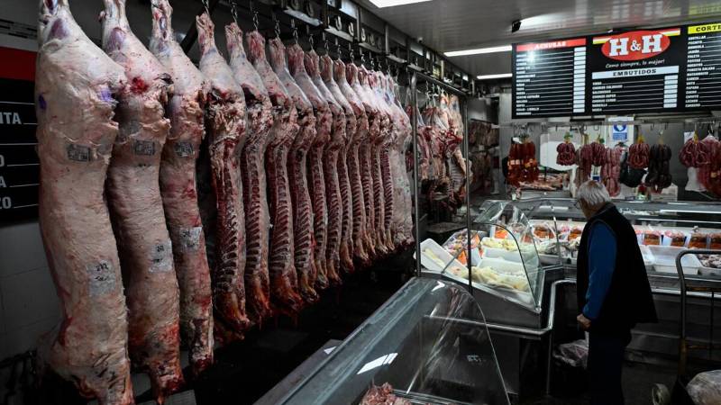 Un hombre busca carne en una carnicería en Buenos Aires.