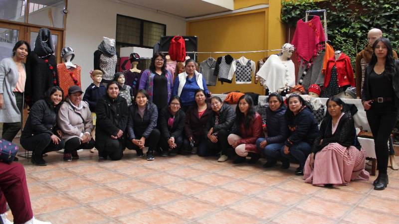 Las Gregorias en una feria de emprendimiento en El Alto 
