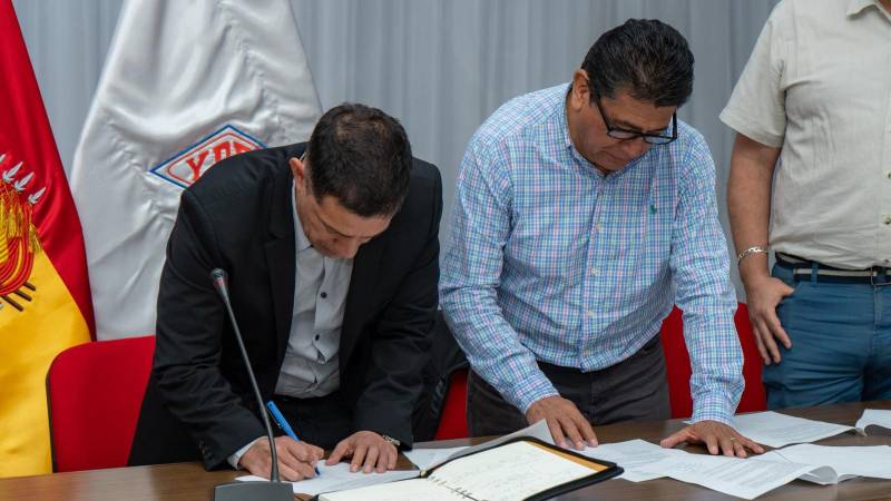 Firma de acuerdo entre YPFB y Campetrol, imagen difundida por la petrolera estatal