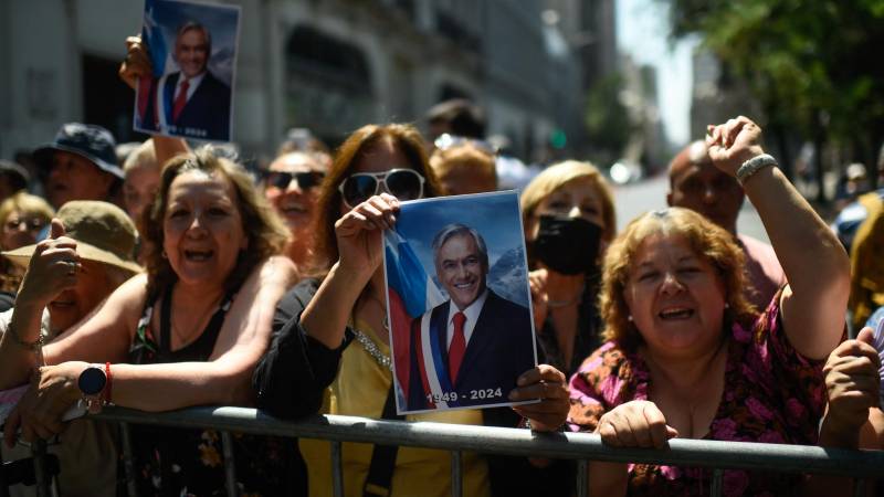 Los partidarios del expresidente Piñera se reúnen frente al Palacio del Congreso Nacional en Santiago.