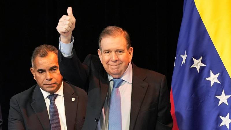 El líder opositor venezolano Edmundo González Urrutia levanta el pulgar a su llegada al Acto de Reafirmación de la Democracia con Venezuela en el centro de convenciones Atlapa en la Ciudad de Panamá este 8 de enero de 2025