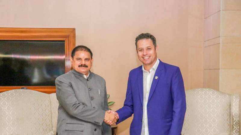 El ministro de Minería y Carbón de la India, Satish Chandra Dubey, y el vicepresidente de Bolivia, Edmand Lara.