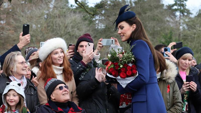 Kate conversa con simpatizantes después de asistir al tradicional servicio del día de Navidad de la Familia Real, en 2023.