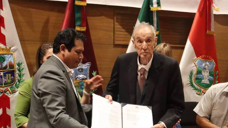 El presidente de Diputados, Roberto Castro, entrega la distinción a Antonio Araníbar.