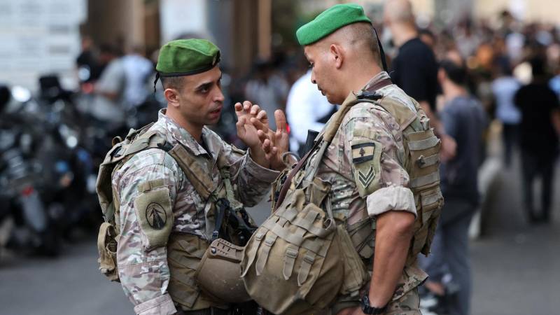 Soldados del ejército libanés montan guardia en la entrada de un hospital (al fondo) en Beirut el 17 de septiembre de 2024, después de que las explosiones golpearan lugares en varios bastiones de Hezbolá en el Líbano