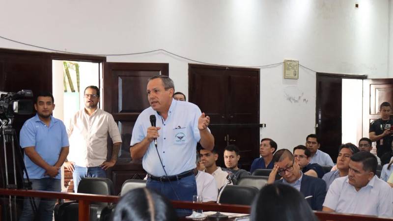 El dirigente Mario Guerrero (con el micrófono) encabeza a la representación de los choferes