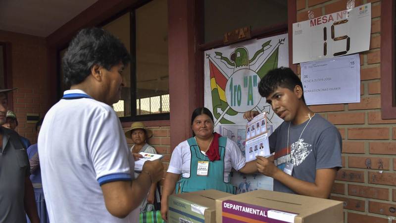 El expresidente Evo Morales emite su voto en Villa Tunari.