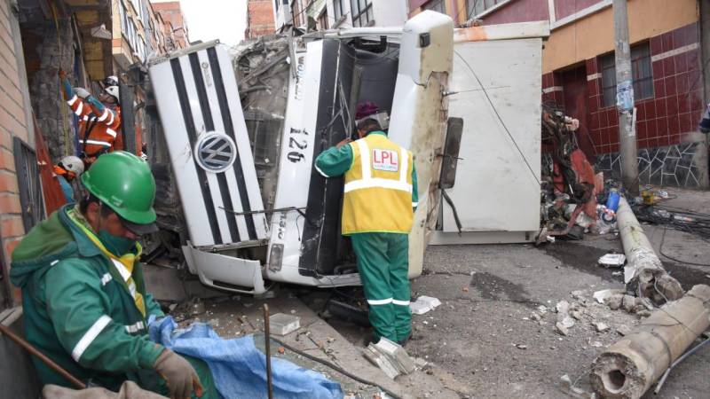 Camión recolector de basura volcó en La Paz. 