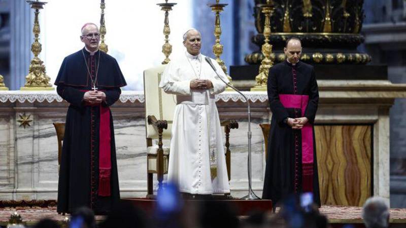El Papa Leo XIV (C) durante la audiencia general semanal en la Basílica de San Pedro, en la Ciudad del Vaticano, el 12 de agosto de 2026.