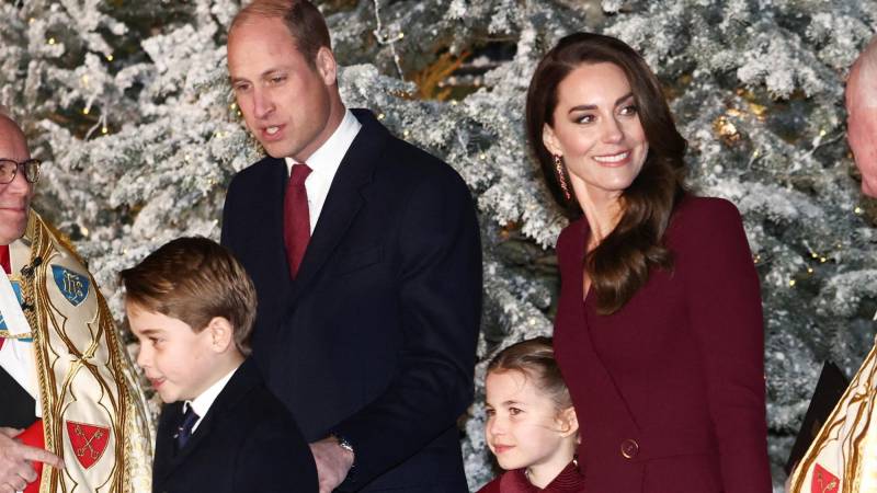 El príncipe Guillermo junto a su esposa Catalina y sus hijos, Carlota y Jorge.