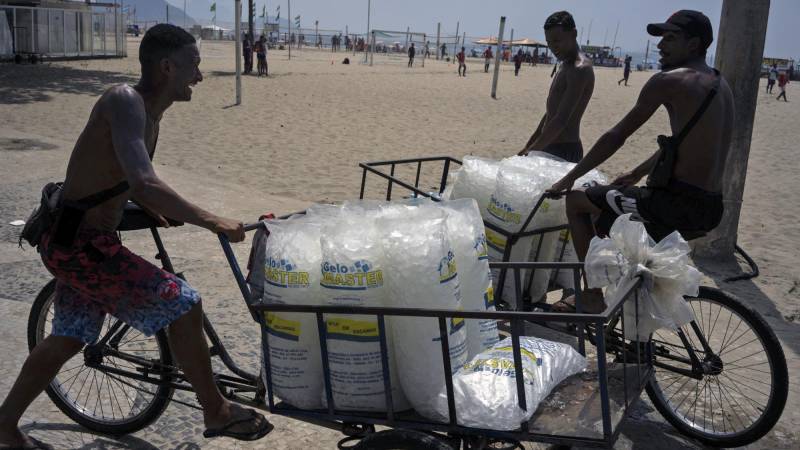 Venta de hielo en una playa de Rio