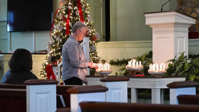 Un visitante enciende velas durante una vigilia celebrada en la Iglesia Bautista Maranatha, donde solía rezar el expresidente Jimmy Carter.