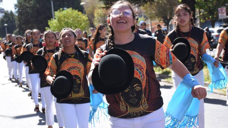 Una de las danzas recorre la avenida Busch