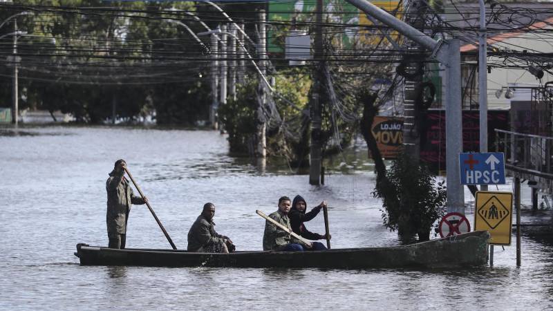 Voluntarios rescatistas navegan en una inundación en el río Gravataí.