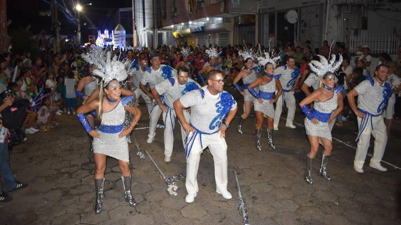 Los Testarudos arrasan en la última precarnavalera al ritmo de la ‘Macarena’.