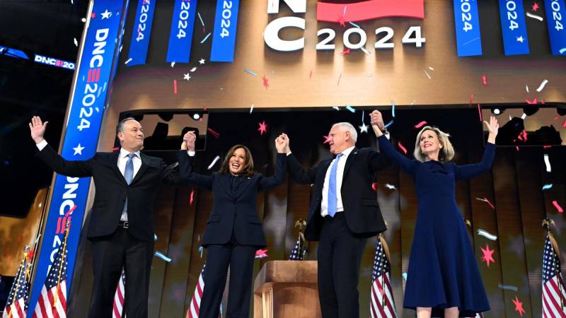 De izquierda a derecha: Douglas Emhoff, Kamala Harris, Tim Walz y Gwen Walz