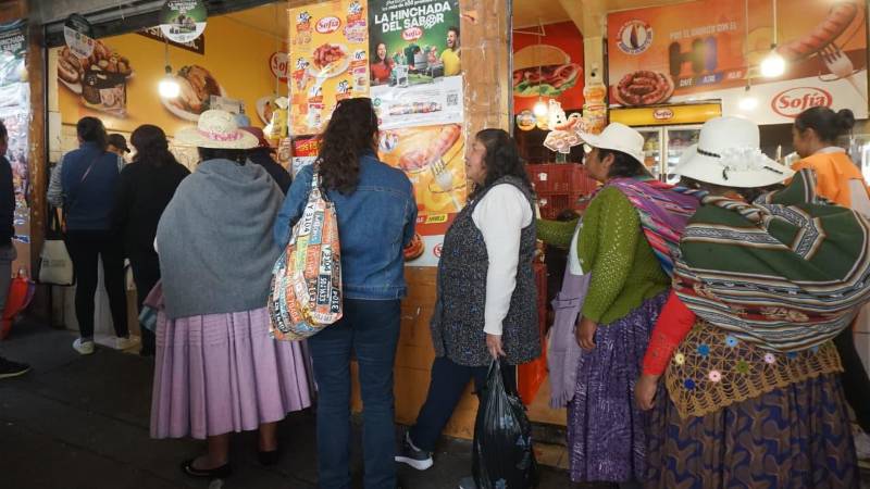 La gente hace filas para comprar en los mercados paceños y debe pagar precios más altos de los habituales