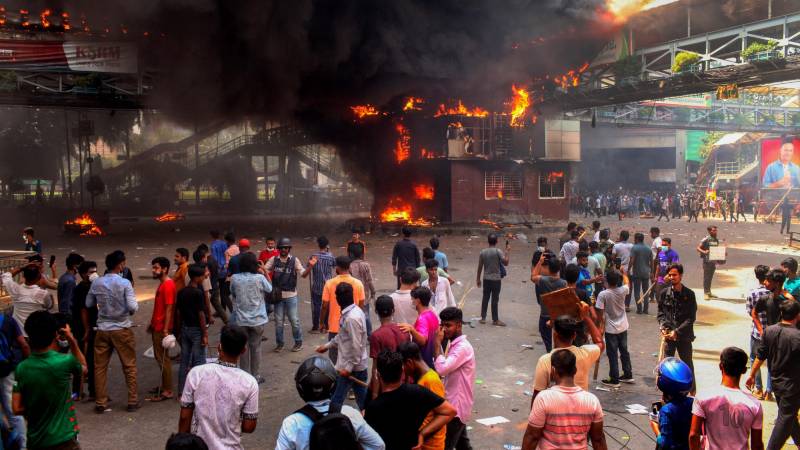 Manifestantes anticuotas se enfrentan a la policía en Dhaka el jueves.