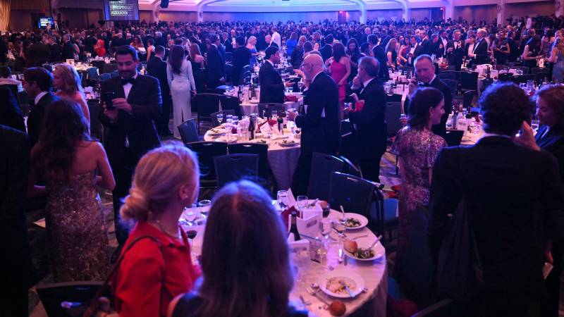 Se observa a los asistentes dentro del salón de baile tras los presuntos disparos.